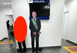 Nem escândalo das jóias constrange deputados de RO; nos corredores da Assembleia, um boneco de Jair Bolsonaro