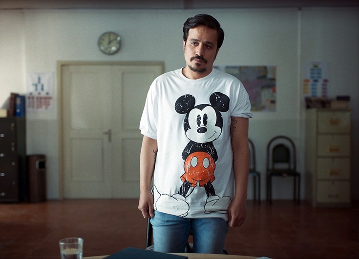 ABD’nin simgelerinden biri haline gelmiş Mickey Mouse , epeyce yıpranmış bir fanila baskısı olarak filmin en anlamlı parçalarından birine konuk oluyor.