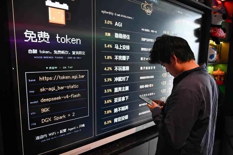 Homem de perfil, usando casaco escuro, consulta smartphone em frente a grande painel digital exibindo dados sobre token AGI, incluindo porcentagens e texto em chinês e inglês, em ambiente interno.