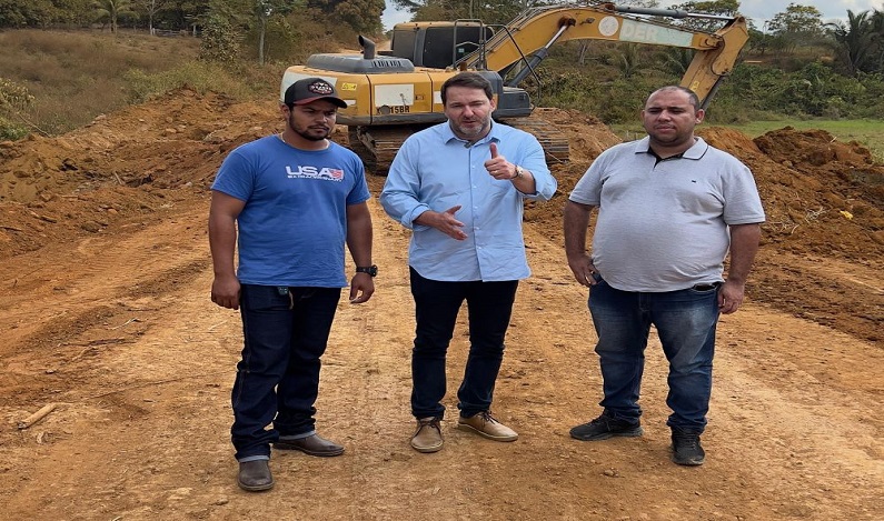 Alex Redano vistoria obras e concede entrevista em Buritis