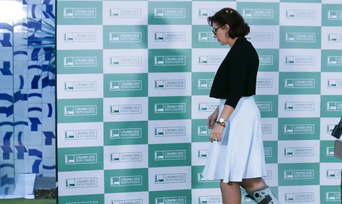 Carla Zambelli na lista vermelha da Interpol: o que está por trás da fuga e da condenação