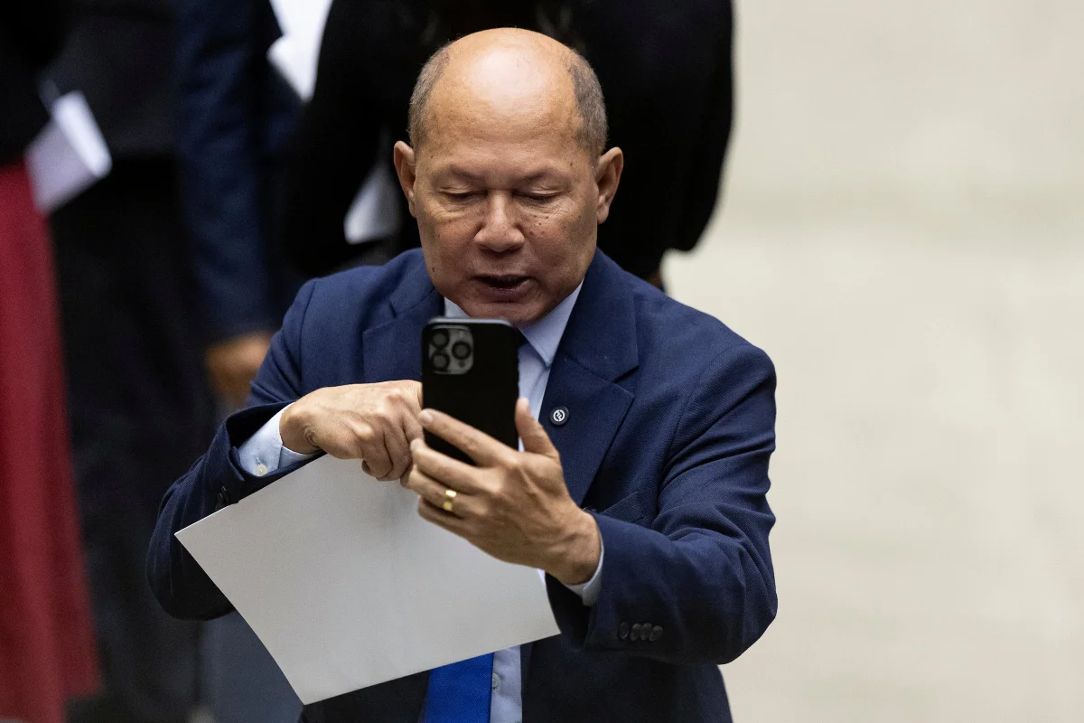 Após virar vexame na imprensa nacional por nepotismo, Chrisóstomo demite companheira, cunhada e concunhados de seu gabinete